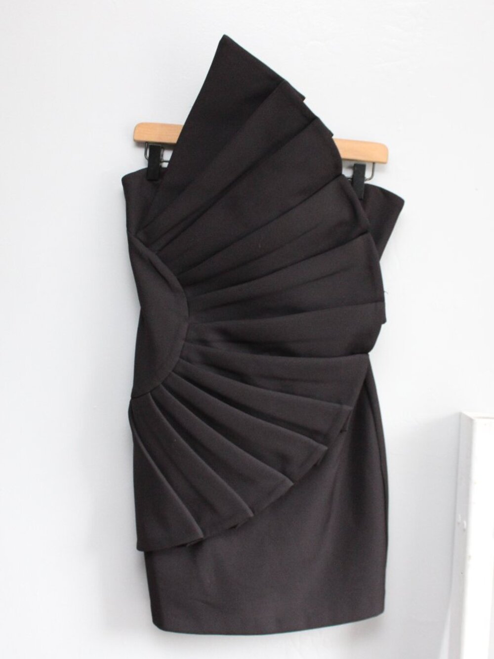 One 33 Social Black Fan Pleated Accent Black Strapless Mini Party Dress Size 4 - Picture 2 of 5